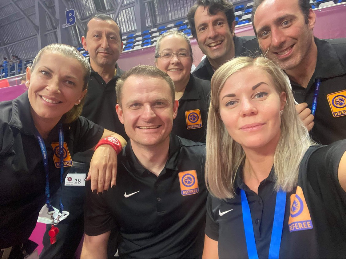 Internationales Schiedsrichter- und Kampfrichter-Team in Referee-Shirts.